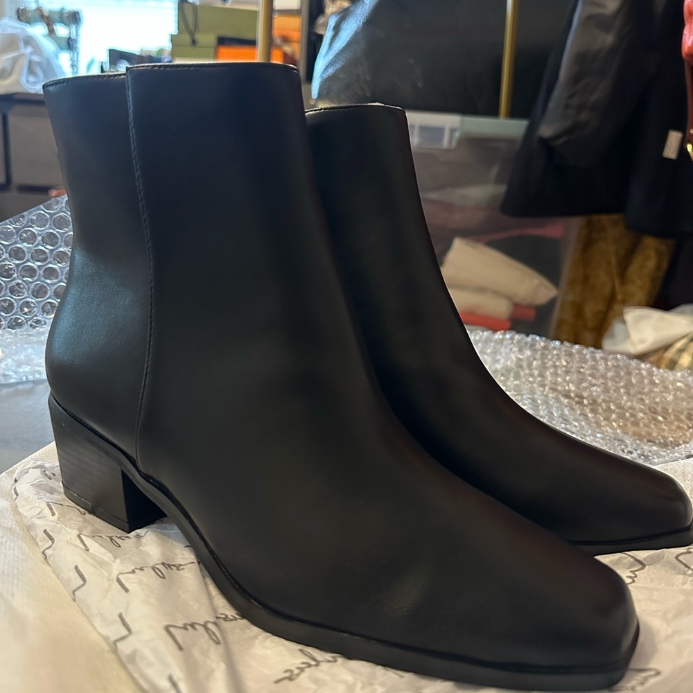 Lulus Raya Black Zip‎ Heeled Bootie Size 7 NEW w/out box